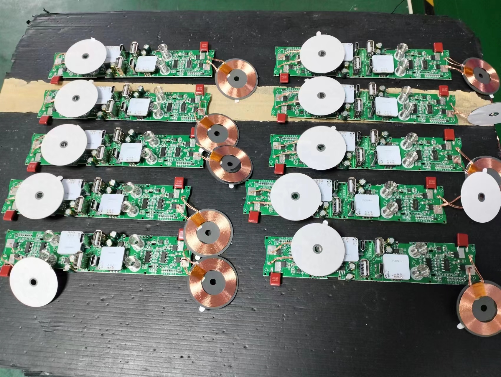 昌鴻鑫電子的智能床頭柜無(wú)線充方案：燈具、音箱的多功能整合技巧