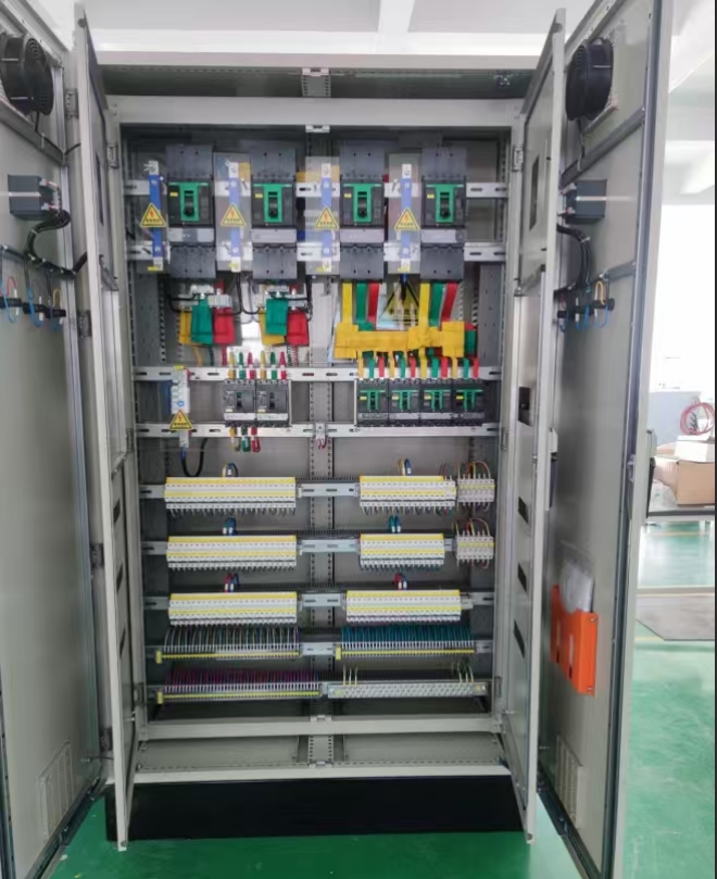 PLC 控制柜内部元件规整布局 PLC 控制柜内部元件规整布局