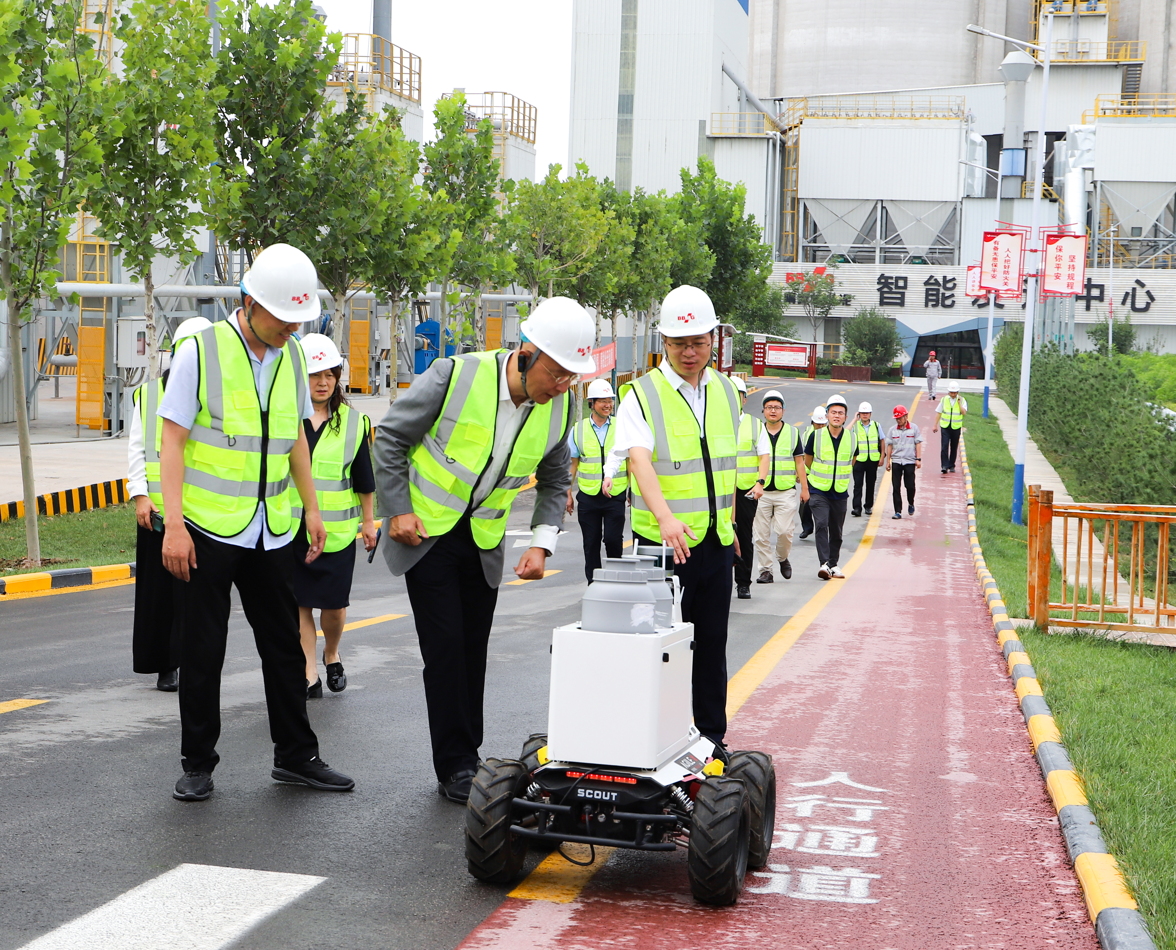 中國建筑材料聯(lián)合會(huì)會(huì)長閻曉峰一行到冀東銅川水泥調(diào)研