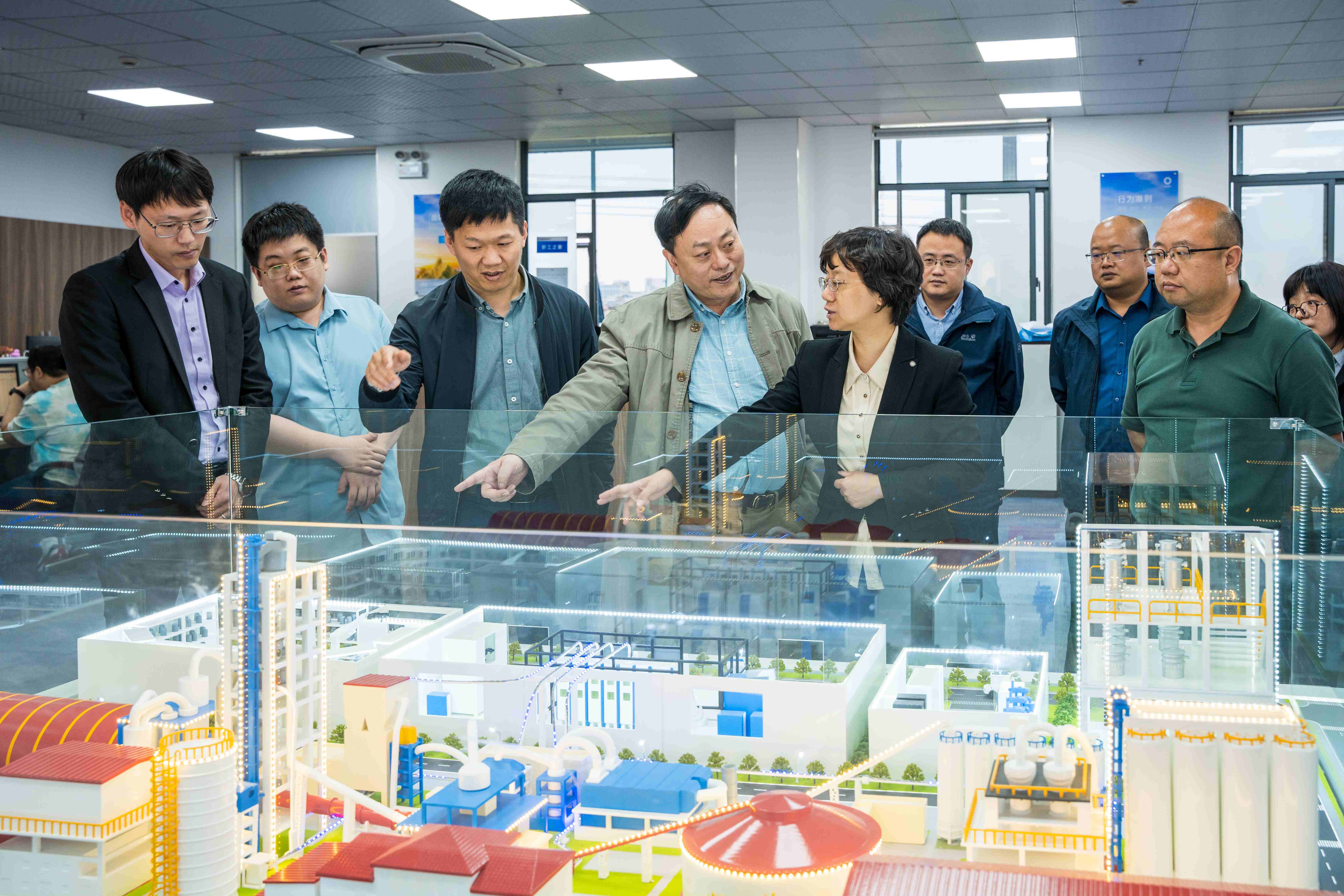 陳璐到國檢集團(tuán)上海美諾福公司指導(dǎo)工作