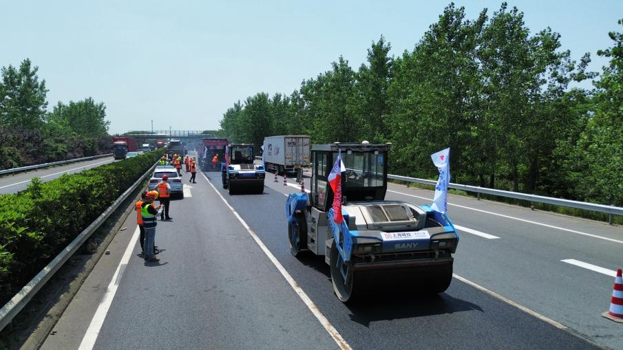 G1503南段路面整治工程（先行段）無人攤壓施工