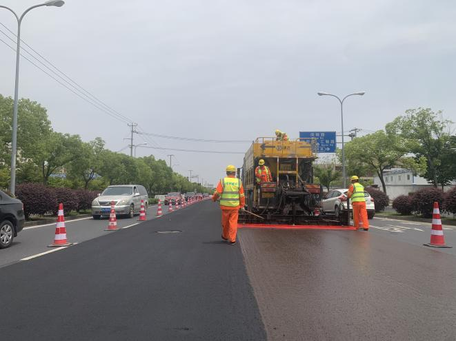 2023年區(qū)管公路工程性預(yù)防養(yǎng)護整治工程-中春路（北松公路-銀都路）低噪音微表處施工