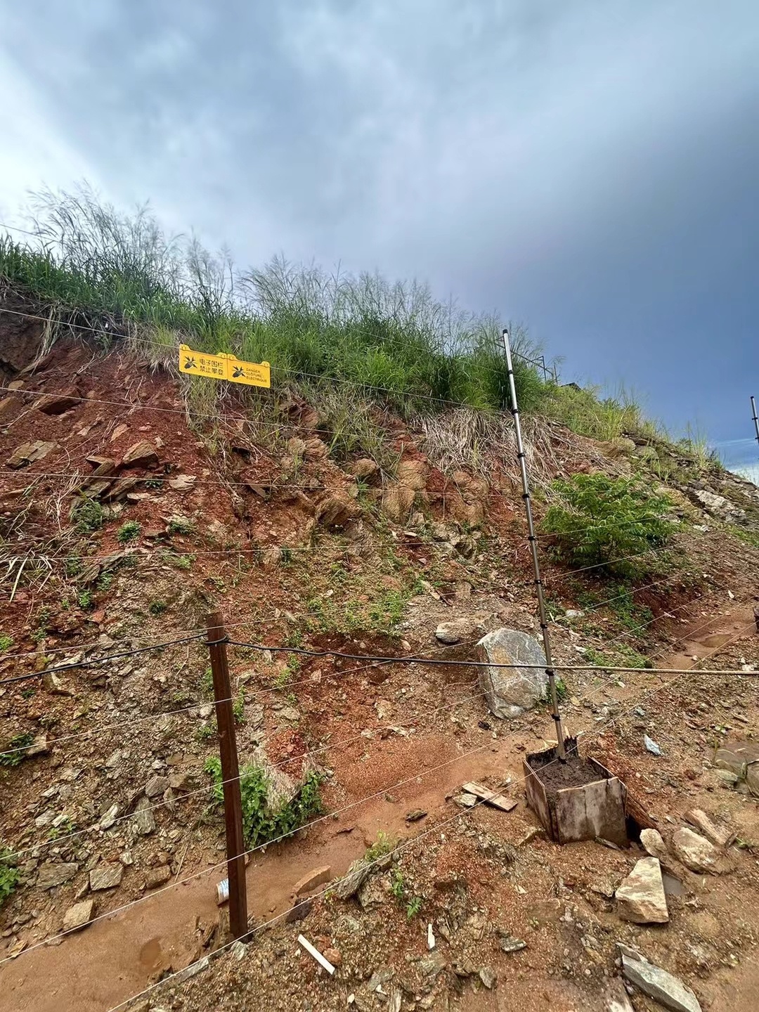 脈沖電子圍欄落地式安裝案例