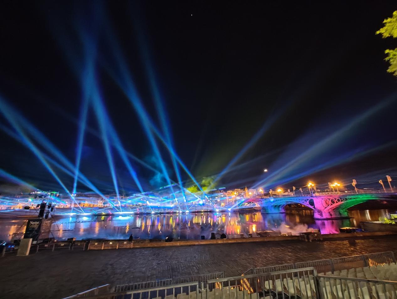 塞维利亚的夜间灯光秀达到了顶峰
