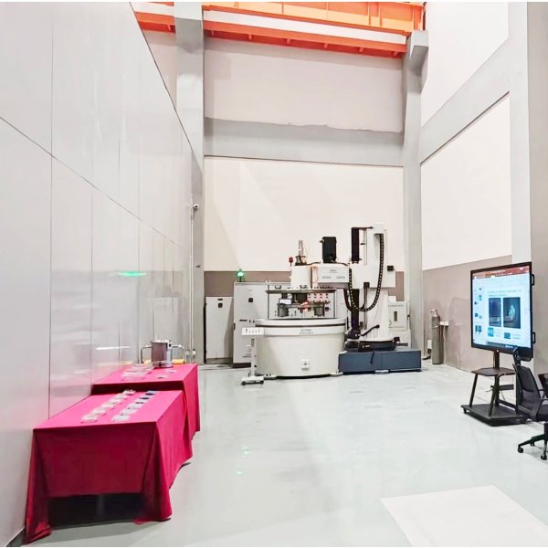 離心超重力定向凝固裝置