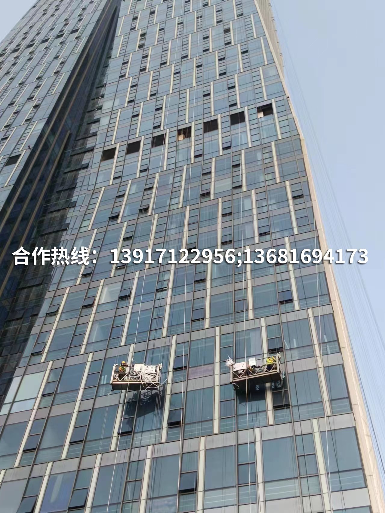 吊籃高空作業(yè)幕墻玻璃更換-上海卓諧建筑勞務(wù)有限公司