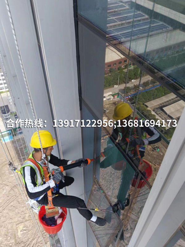 蜘蛛人幕墻打膠