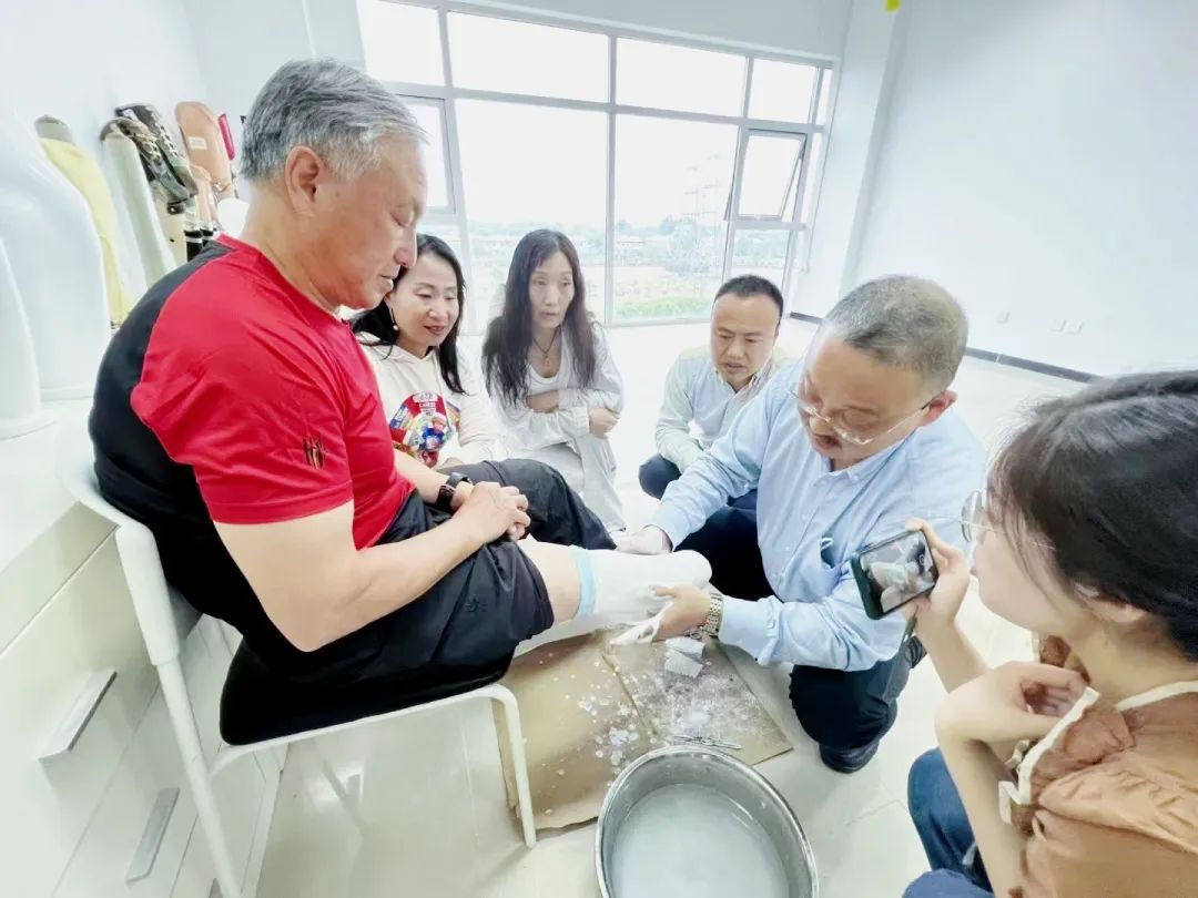 俞雅寧老師為夏伯渝雙小腿取型