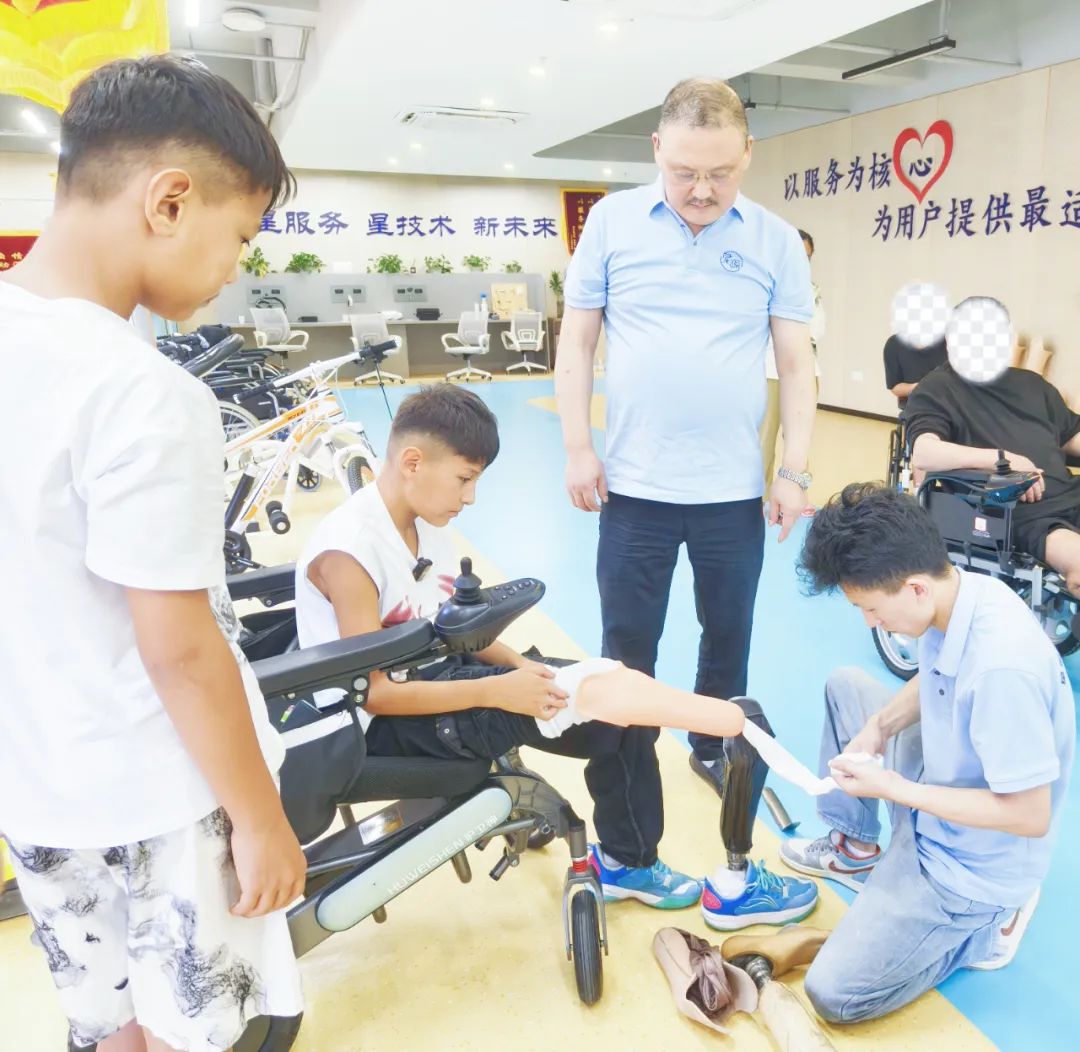 俞雅寧老師在給用戶試穿小腿假肢