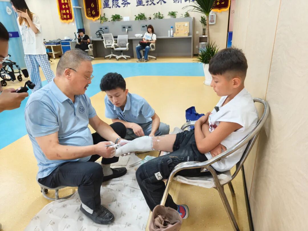 俞雅寧老師為麥麥提進行假肢取型