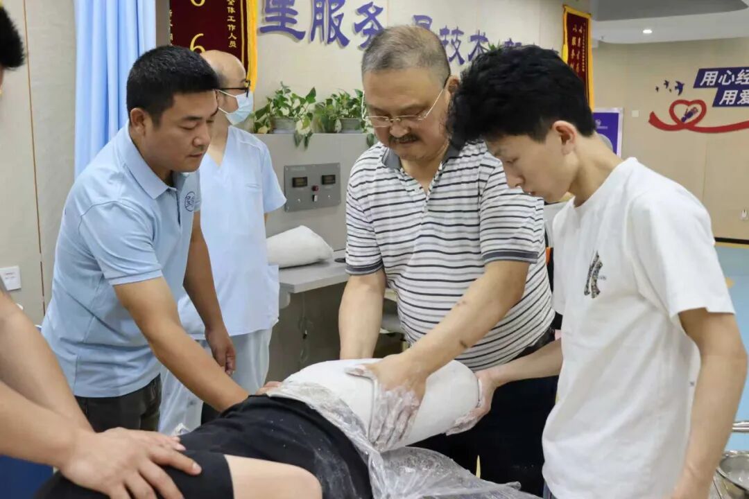 俞雅寧大師在為雙腿假肢用戶取型