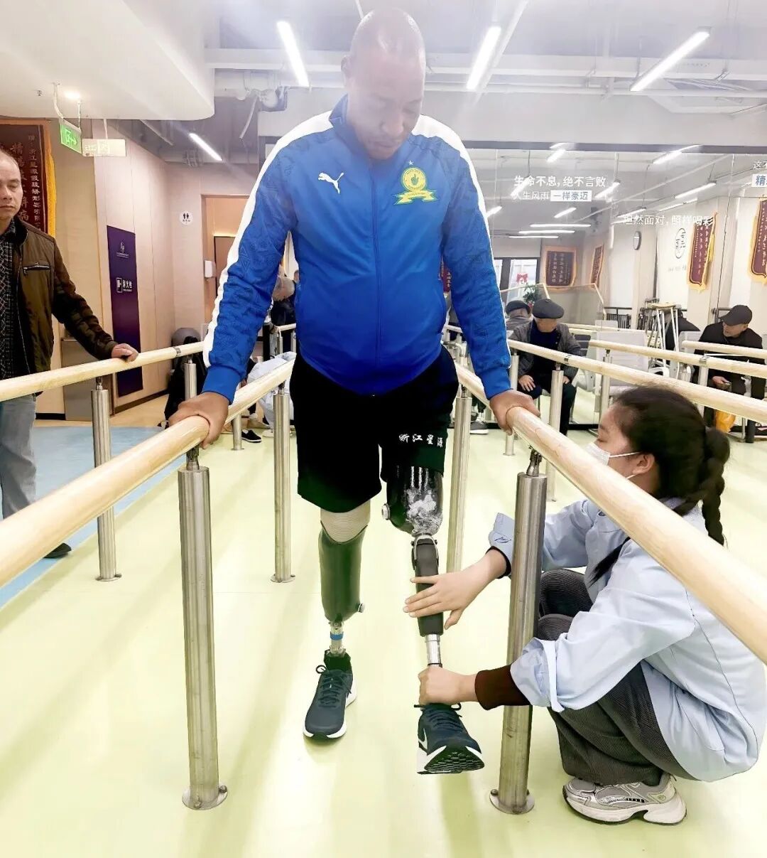 康复师指导用户行走步态 康复师指导用户行走步态