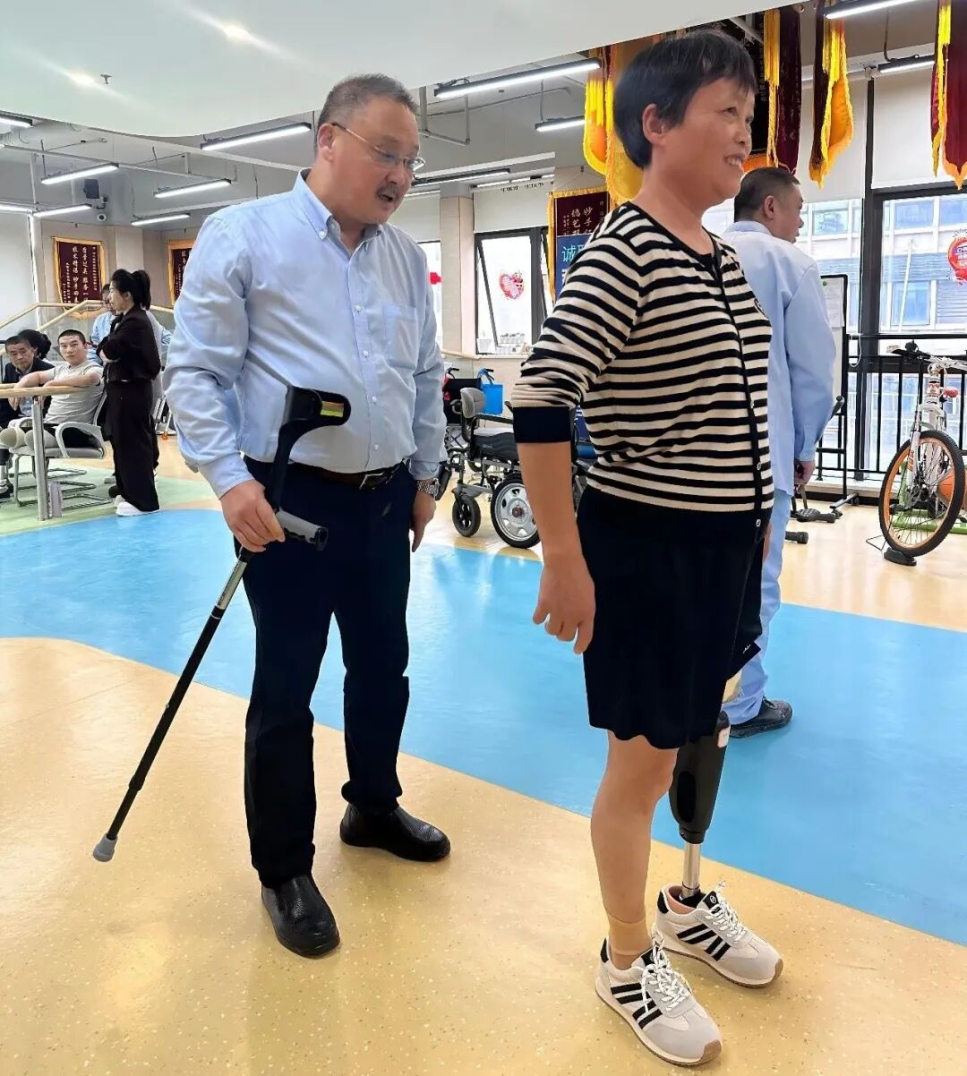 俞雅宁指导大腿用户站立 俞雅宁指导大腿用户站立