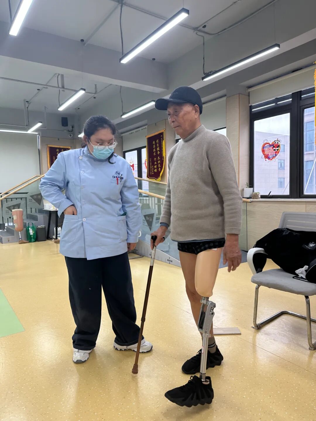 年纪大的使用假肢 年纪大的使用假肢