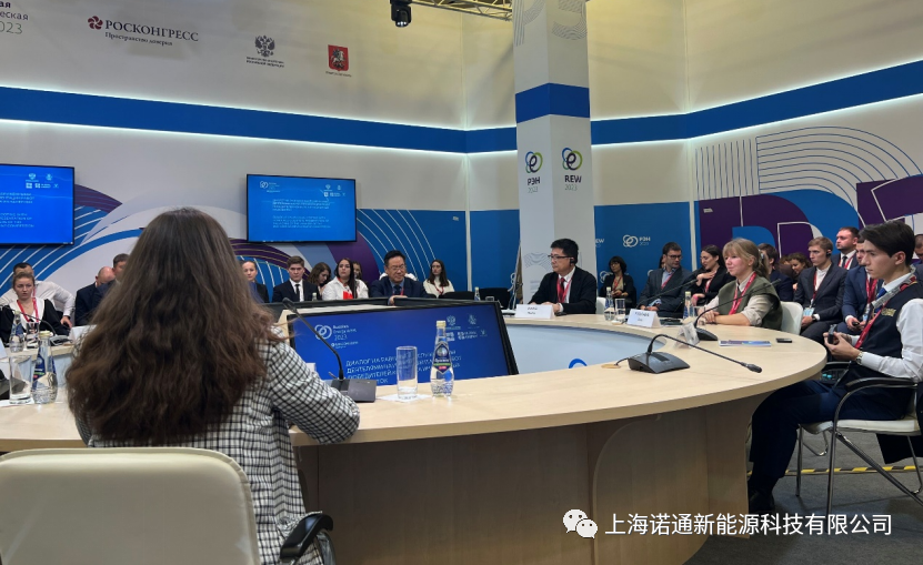 王如竹教授在青年对话活动中与新能源研究项目团队交流