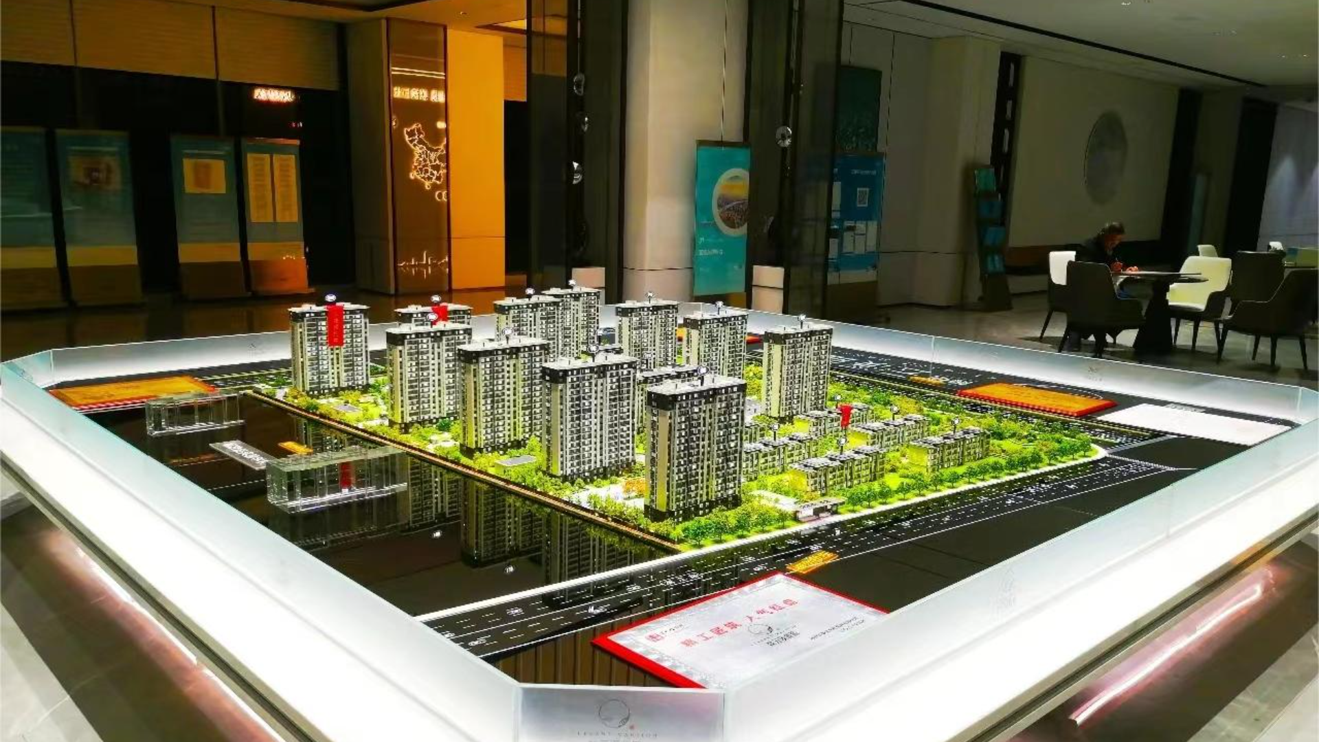 地產(chǎn)銷(xiāo)售沙盤(pán)模型_成都艾野綠模型設(shè)計(jì)服務(wù)有限公司