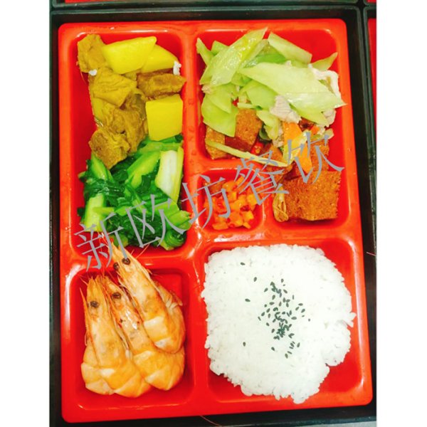 兩大葷一小葷兩素菜一醬菜一水果拼盤一湯