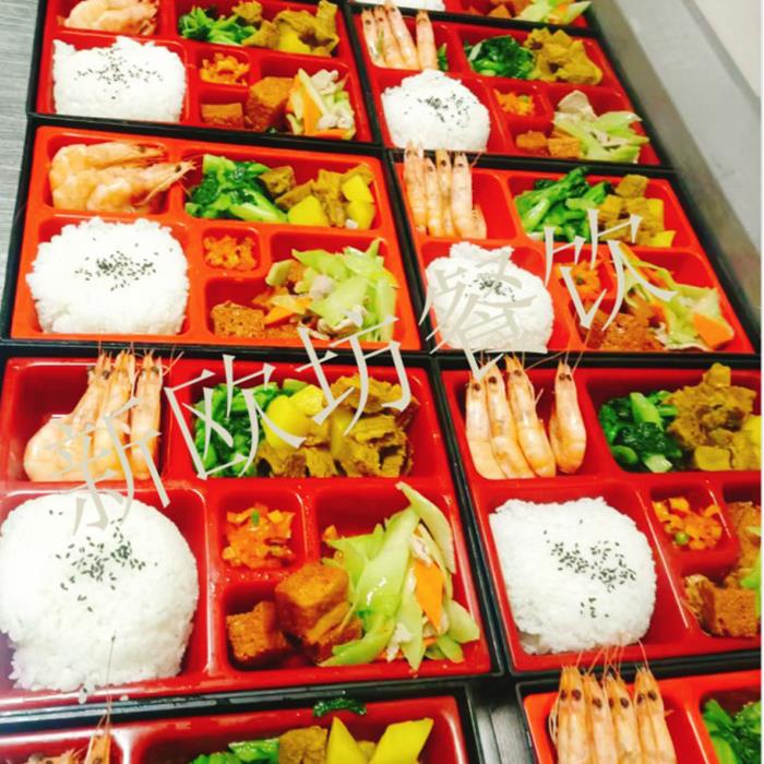 兩大葷一小葷兩素菜一醬菜一水果+酸奶一湯