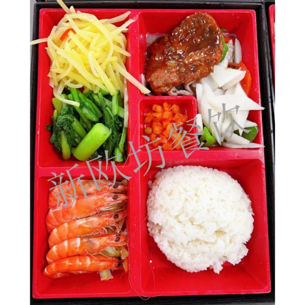 兩大葷一小葷兩素菜一醬菜一水果拼盤一湯