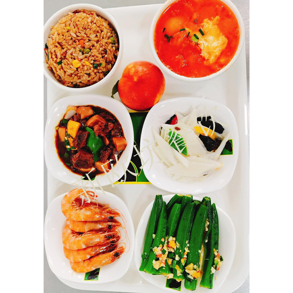 兩大葷兩素菜一炒飯一水果一湯