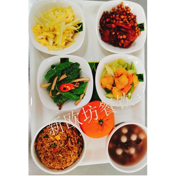 一大葷兩小葷一素菜一炒飯一水果一甜湯