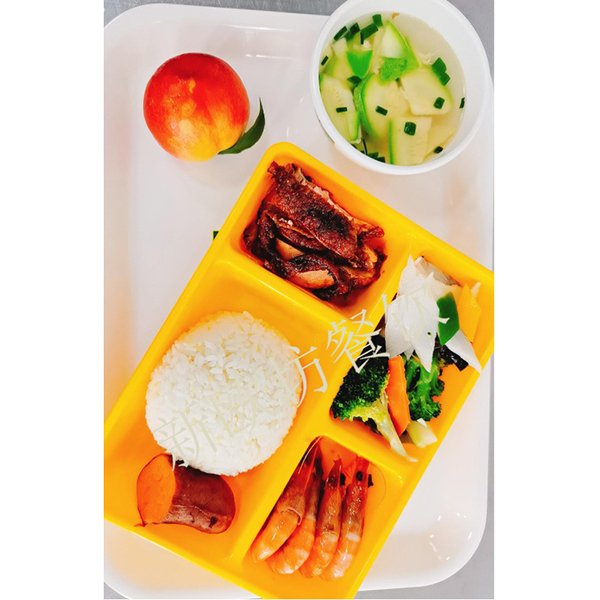 兩大葷兩素菜一粗糧一水果一湯