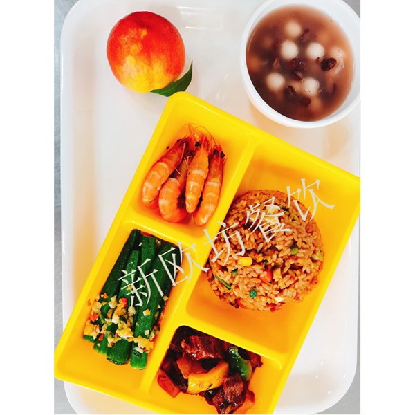 一大葷一小葷一素菜一泰式炒飯一水果一甜湯