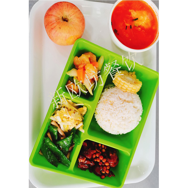 一大葷一小葷兩素菜一粗糧一水果一湯