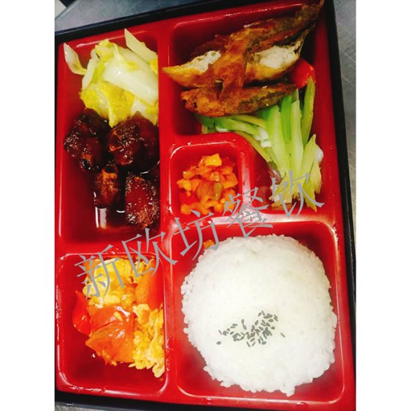 兩大葷一小葷兩素菜一醬菜一水果拼盤一湯