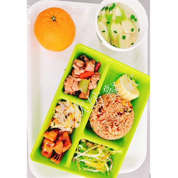 一大葷一小葷兩素菜一炒飯一水果一湯