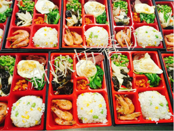 兩大葷一小葷兩素菜一醬菜一水果+酸奶一湯