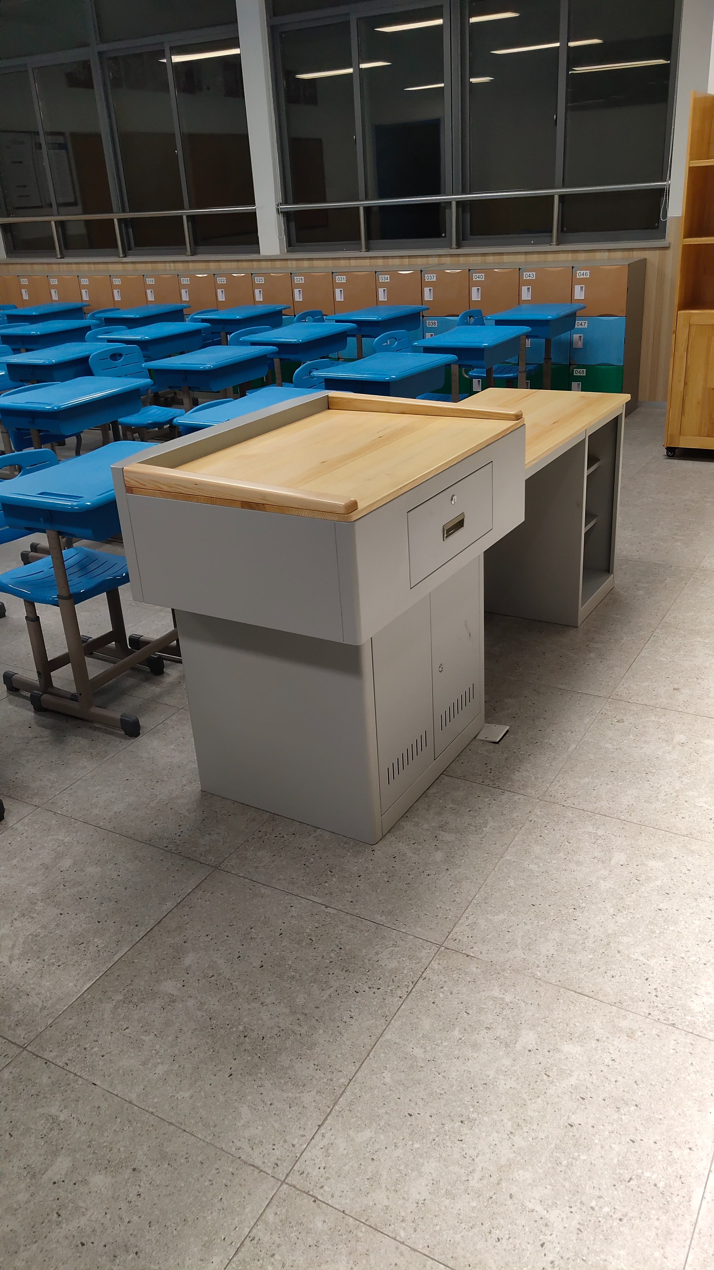 多媒體講臺(tái)：現(xiàn)代教育的得力助手