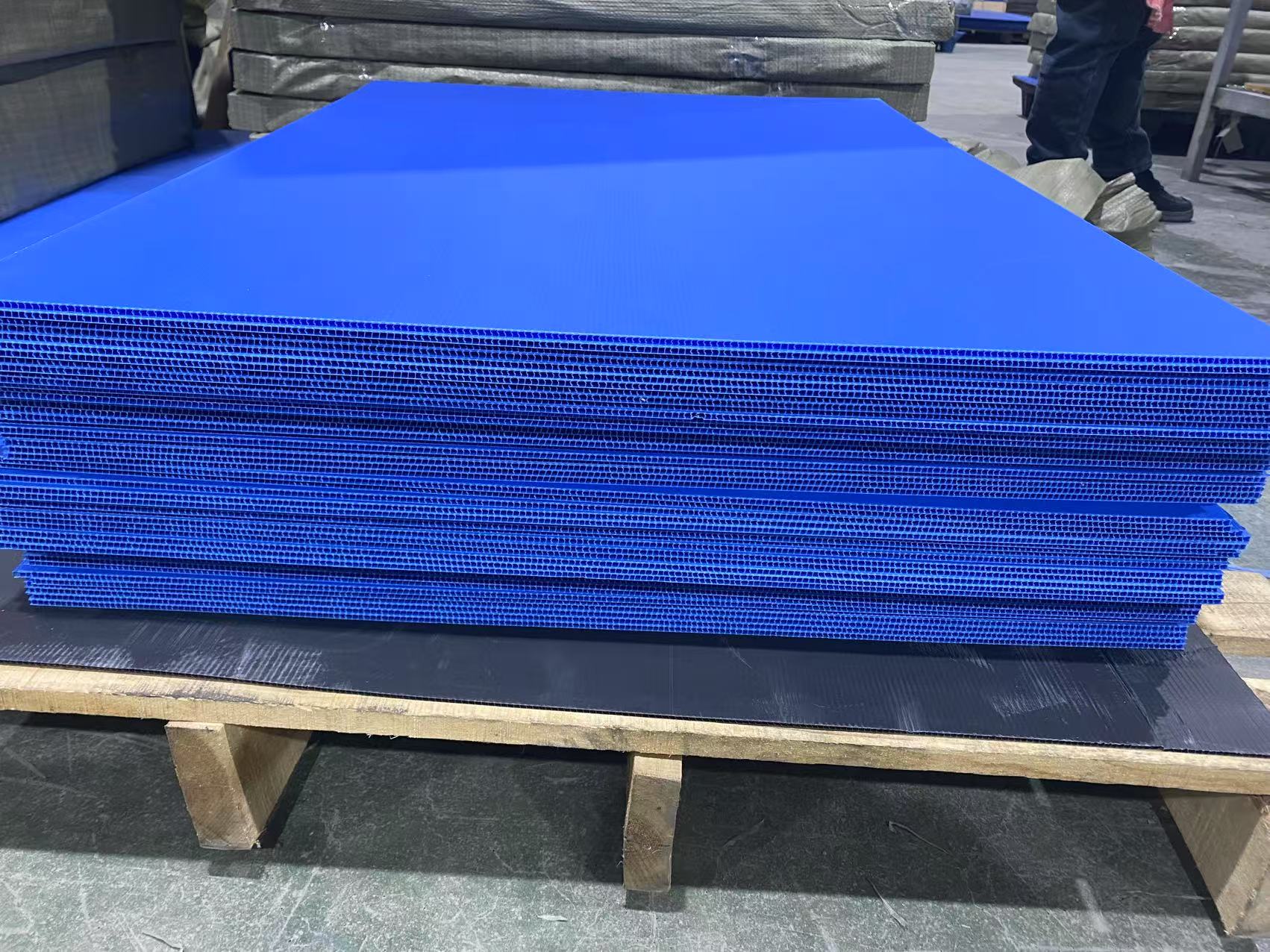 防靜電骨架箱是一種具有防靜電功能的存儲或運輸設備，以下從其產品特點、類型、應用范圍等方面進行介紹：