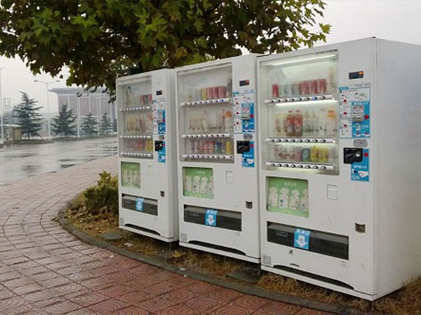高校體育場學(xué)校自動(dòng)售貨機(jī)投放實(shí)景展示