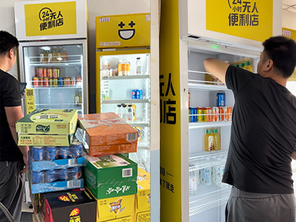 辦公樓開門柜投放案例實景展示圖，飲料食品都可放