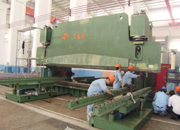 折彎機(jī)維修現(xiàn)場(chǎng)