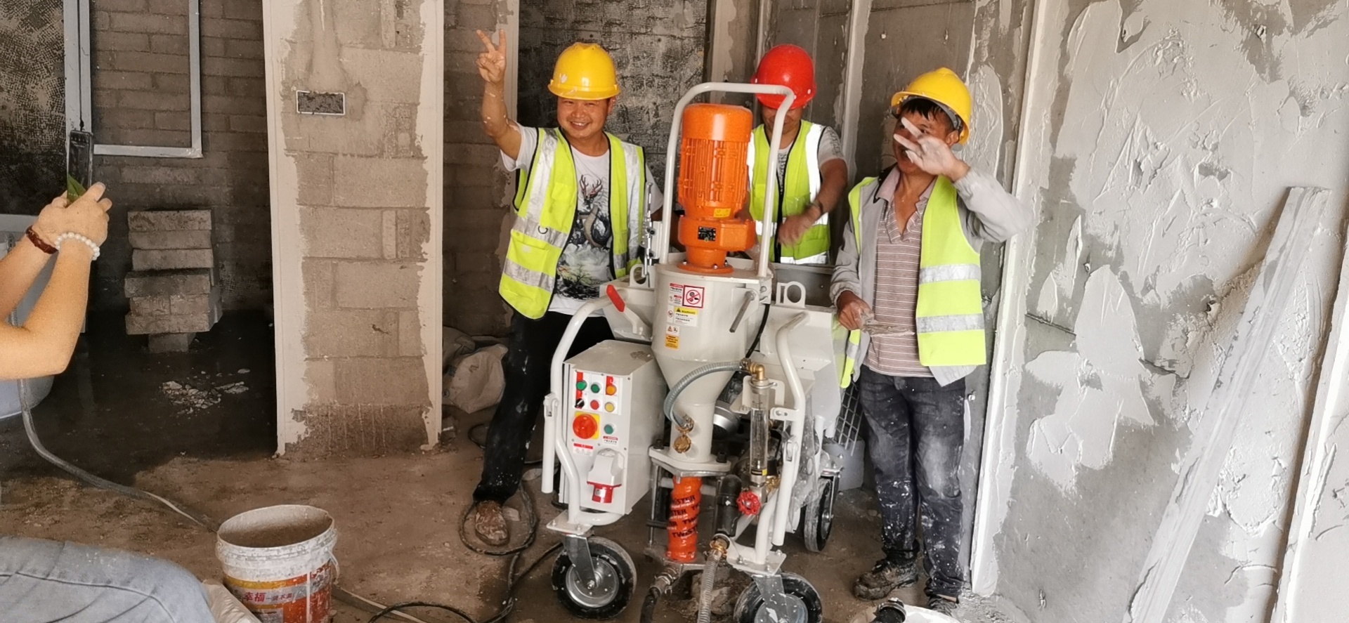 全自動(dòng)粉刷石膏機(jī)M6施工現(xiàn)場