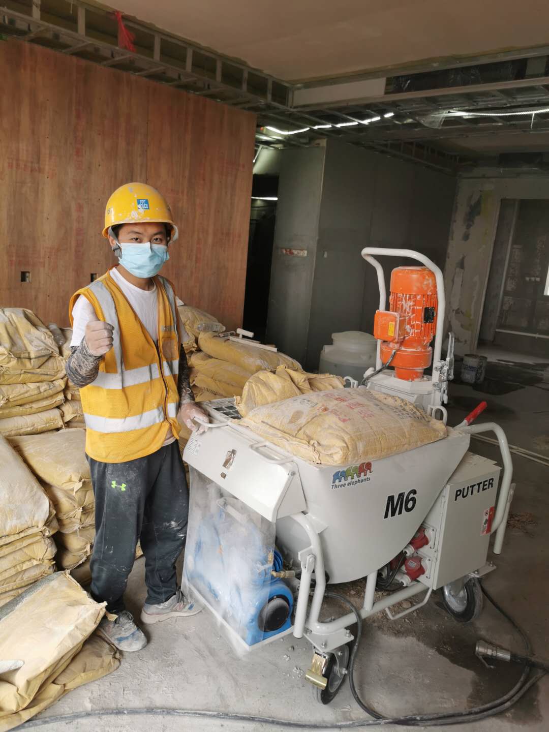 全自動(dòng)粉刷石膏機(jī)M6施工現(xiàn)場