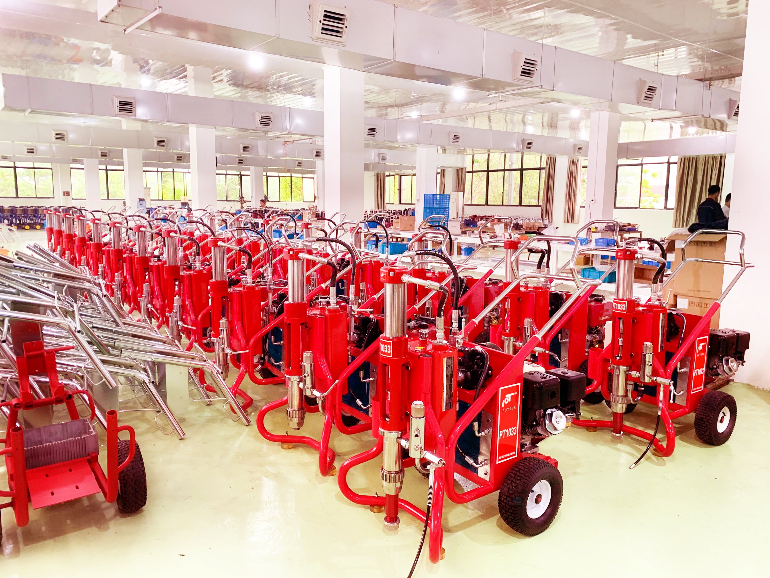 PT1033柱塞泵式液壓膩?zhàn)訃娡繖C(jī)施工現(xiàn)場