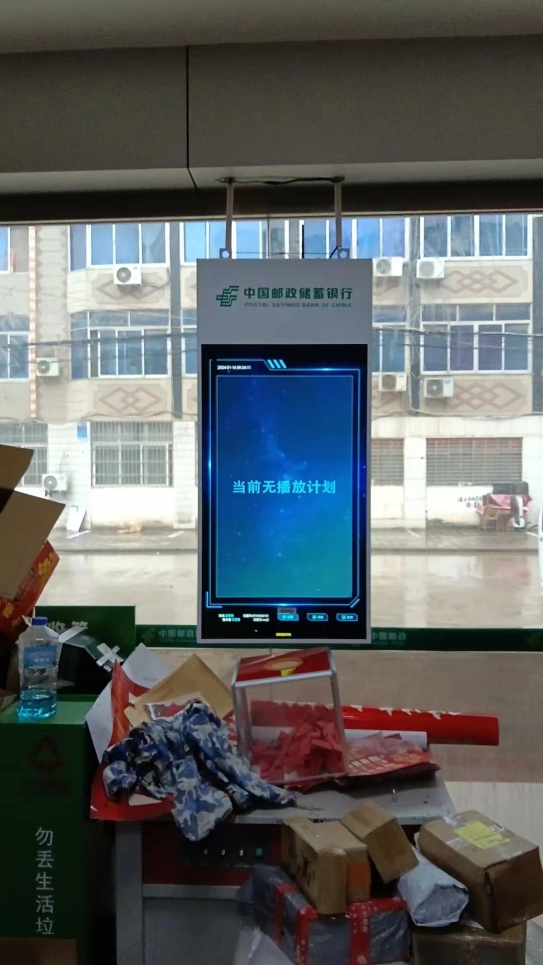 吊裝廣告機
