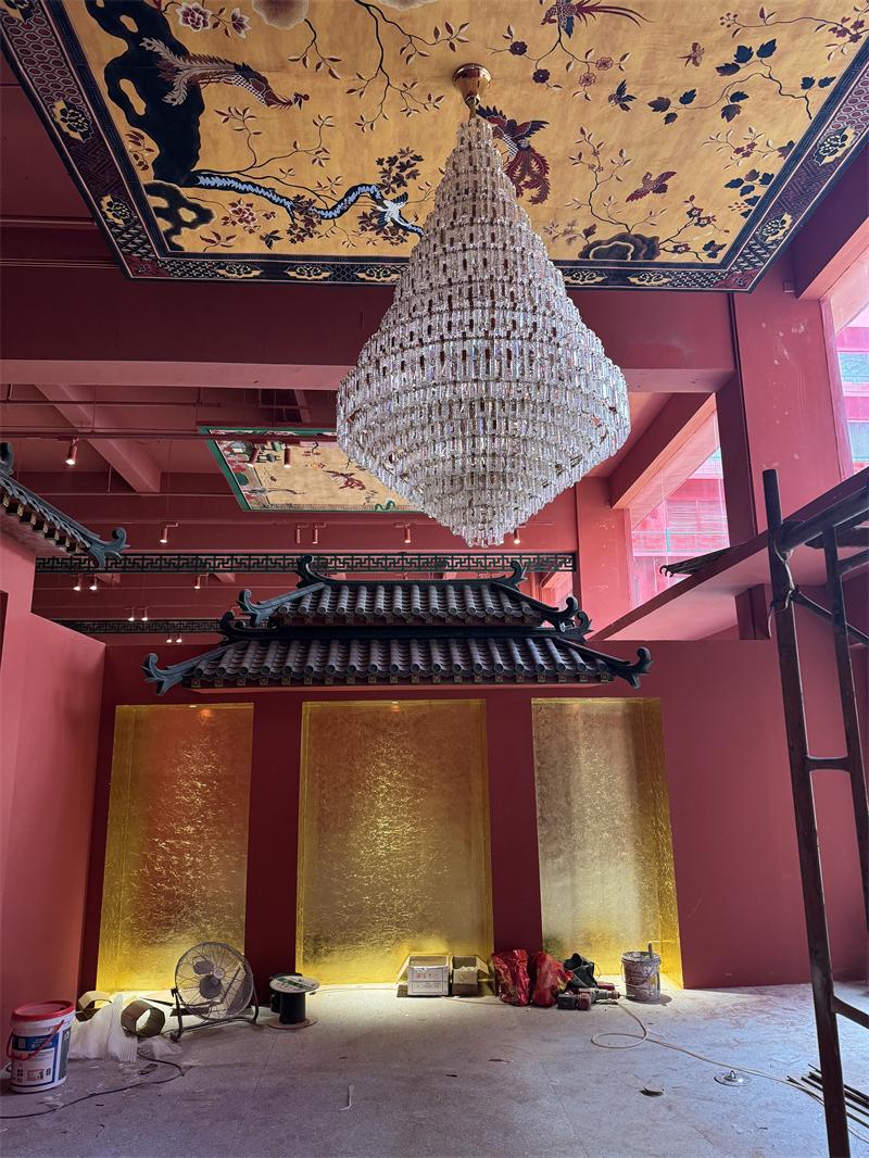 非標(biāo)定制輕奢水晶吊燈項(xiàng)目安裝現(xiàn)場(chǎng)