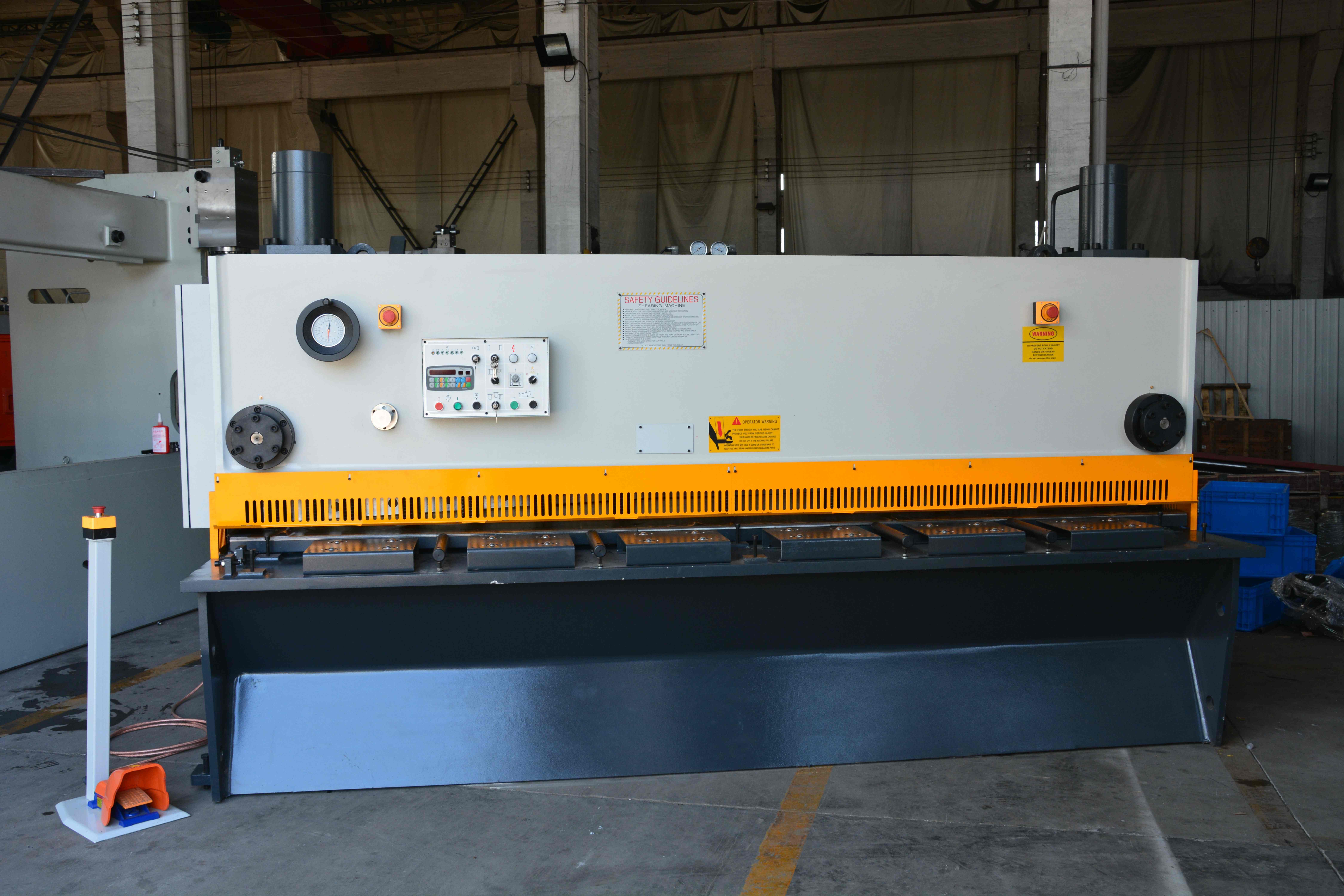 鋼鐵裁衣者：剪板機的技術內核與工業實踐