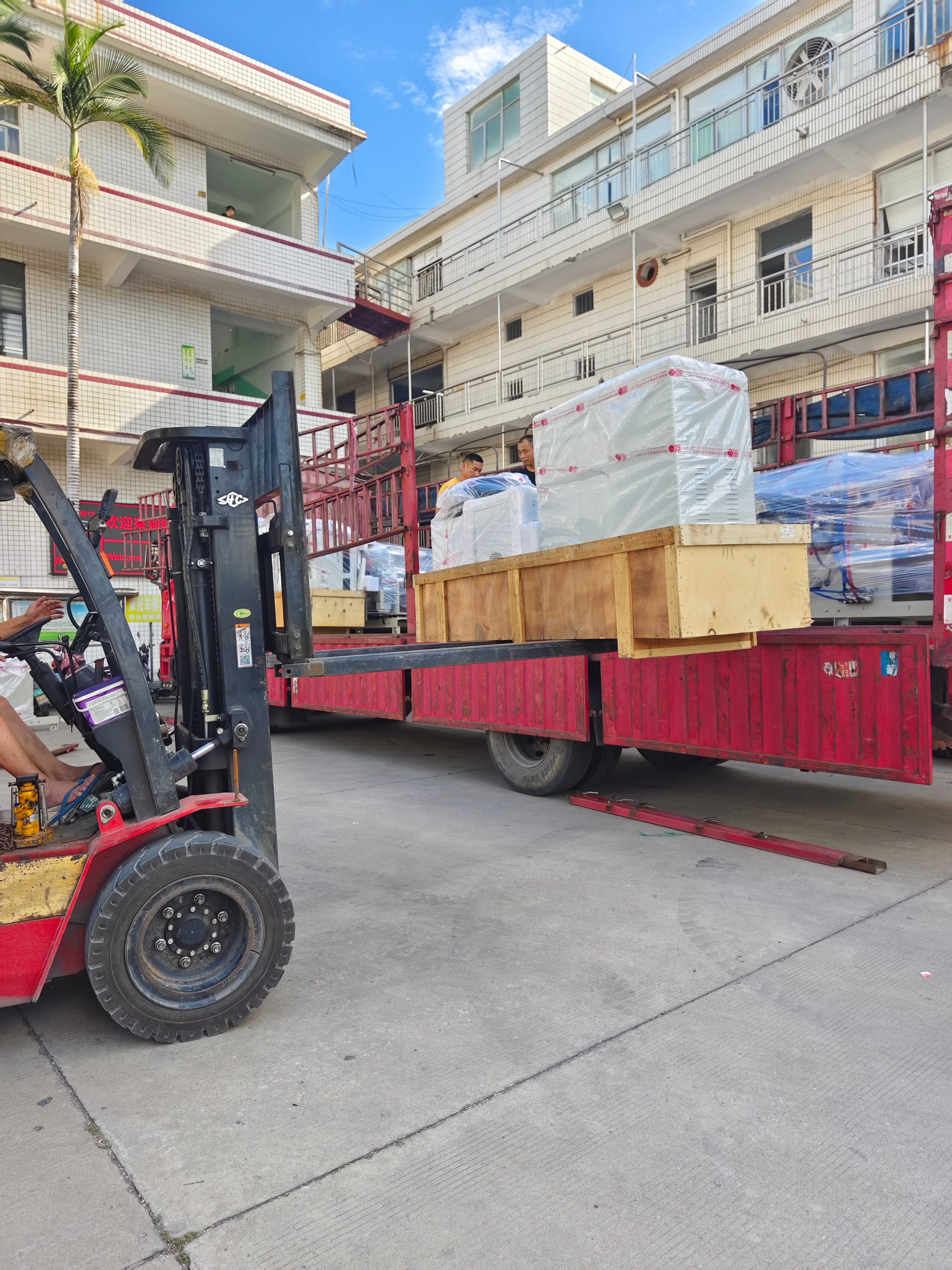 浙江客戶(hù)，兩臺(tái)多功能UV光學(xué)膜壓花機(jī)發(fā)貨