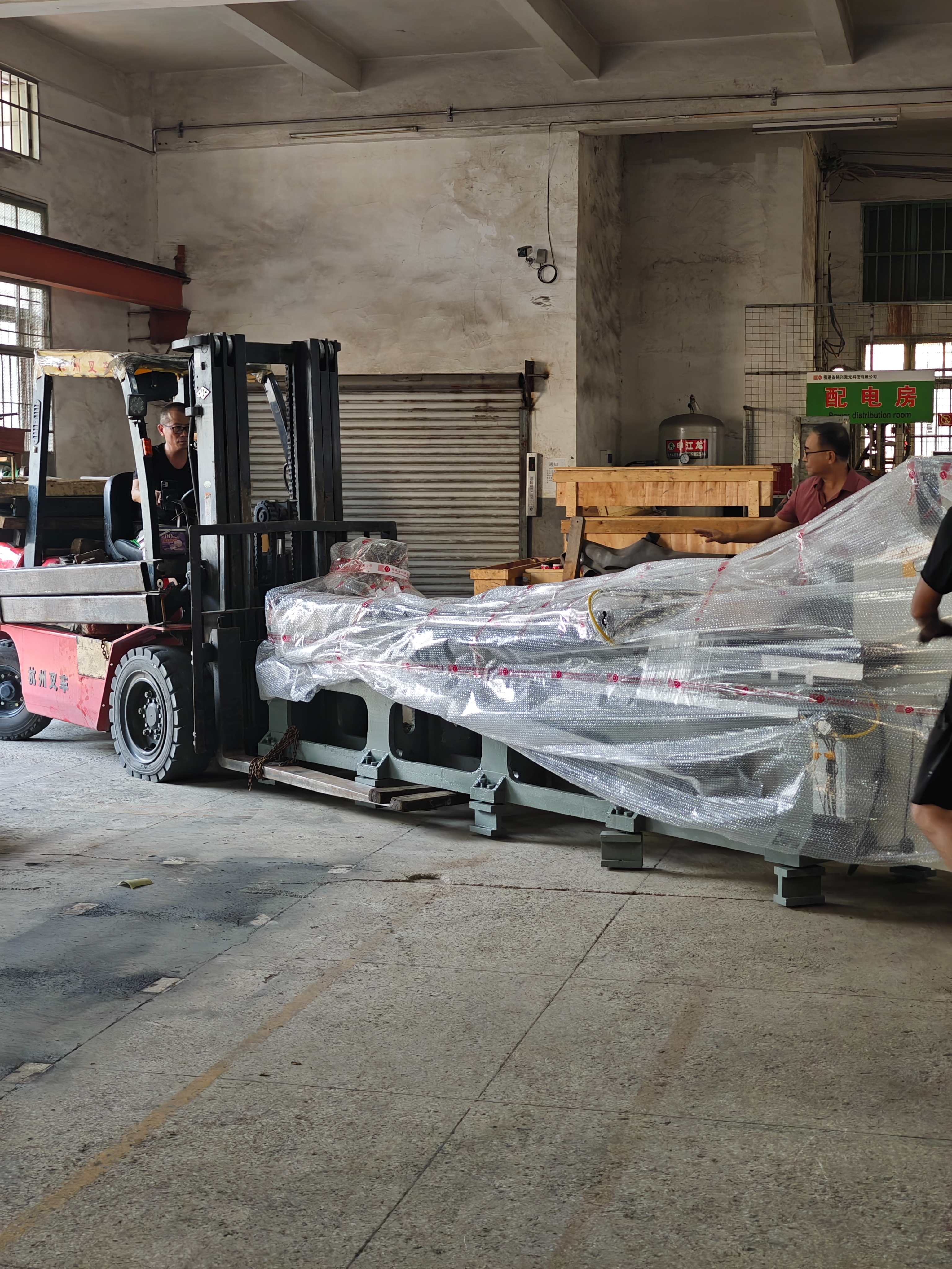 佛山客戶(hù)花輥激光直雕機(jī)機(jī)出貨