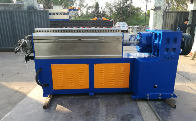 How an Outer Sheath Extrusion Machine Controls Wall Thickness Accuracy and Concentricity in Sheath Production