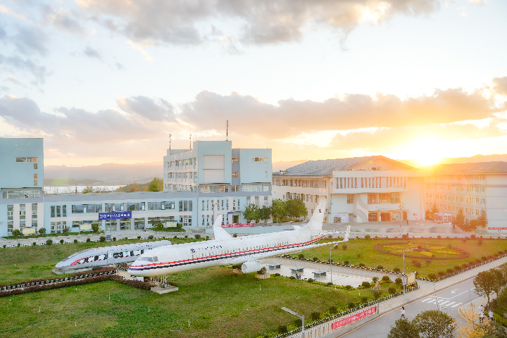 钟山区初中毕业适合学什么 贵州辰林工贸技师学院供应