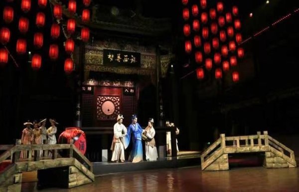 舞臺設備廠家：輕薄化LED顯示模塊與剛性桁架系統的快速拆裝優化方案