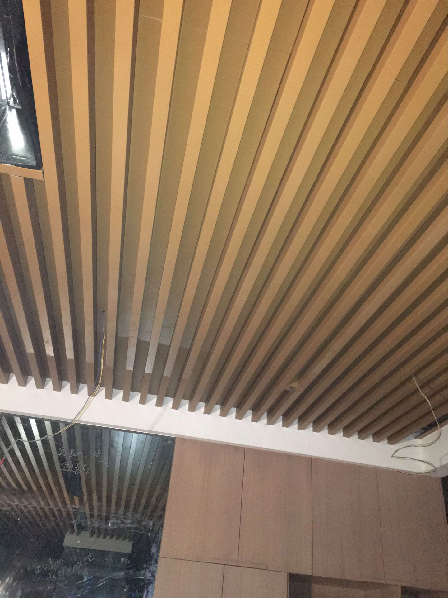 廣州立白大廈室內工程裝飾鋁方通吊頂案例展示