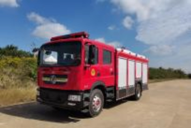 青島四驅(qū)水罐消防車(chē),廣東飛馳特種汽車(chē)制造有限公司 值得信賴(lài) 言成裝備供應(yīng)