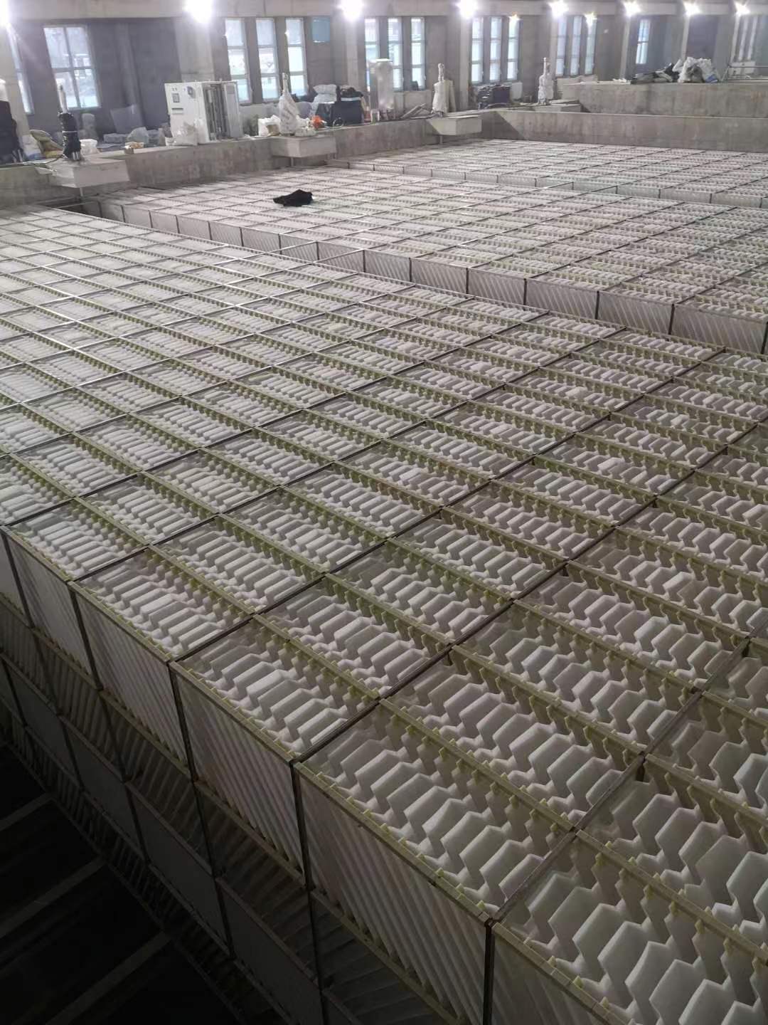 側向流牽拉式斜板